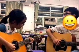 男女搭配干活不累，这两个高中生弹的吉他，我能循环一天！视频封面