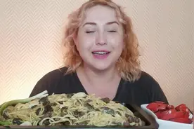 娜塔莎吃蘑菇酱面条视频封面