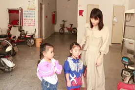 双胞胎妹妹变身奥特曼，上学路上回头率超高，祝福大家国庆快乐视频封面