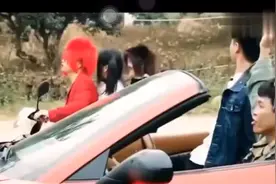 帅哥开着跑车出来玩，却被一个骑摩托车的嘲笑视频封面