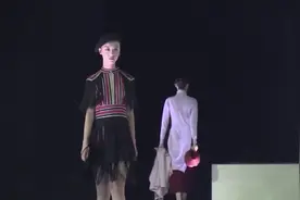 美女身穿条纹裙，皮肤白皙显得格外动人，吸引了全场人的目光视频封面