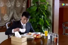 年轻后妈穿睡衣和继子吃早餐，儿子提醒她注意着装，她却不当回事视频封面
