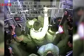 河南郑州：男子错过站点抢夺公交车方向盘 危害公共安全被刑拘视频封面