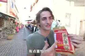 外国人真的不会嗑瓜子吗？他们吐槽这是鸟吃的，还把壳也吃了视频封面