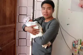 农村小哥干活回家第一件事就是抱抱还没满月的儿子，这感觉真美妙视频封面