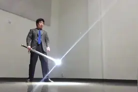 日本上班族大叔超燃的二刀流动作/武士刀和西洋阔剑的炫酷组合视频封面