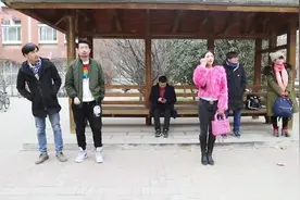 美女公交车站热舞，跳的太嗨，一旁的小伙都看不下去，结局我笑了视频封面