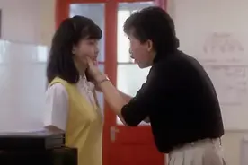 男老师交女学生唱歌，不料举动太过亲密，竟让妈妈误会了视频封面