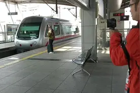 体验一次大连快轨，窗外山海相连，感受一下大连壮美的城市风光视频封面