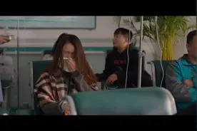 美女上厕所着急，拉链都解不开了，只能求助别人视频封面
