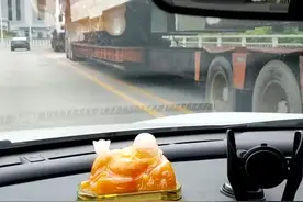 给地铁是怎么运输的？地铁车辆分为6节车厢，用专用的大卡车来拉