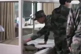 队长气的扔女兵的被子～视频封面