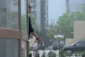 女孩从大叔豪车下来被男友看见，被骂“拜金女”，女友：他是我爸视频封面