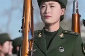 美丽的中国女兵，飒爽英姿的三军仪仗队女护旗手！视频封面