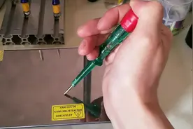 电器设备外壳漏电，漏电保护器为什么不跳闸，听听电工怎么说视频封面
