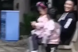 女孩玩手机认错爸爸，坐在别人大腿上，亲爸现身后孩子们这反应图片