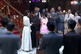 鬼子生日会上欺负姑娘，不料八路军 假扮日本伯爵，当众教训鬼子视频封面