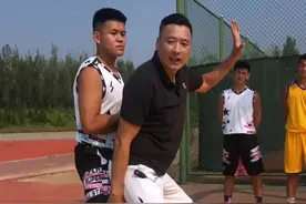篮球🏀抢篮板球技术教学：前转身和后转身卡位视频封面