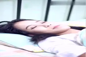 女友太累起不来，男友的举动太宠溺了，给她刷牙的样子就是爱情吧视频封面