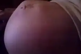 双胞胎在妈妈肚子里翻身打滚，肚皮被顶的老高，这是着急出来了吗视频封面