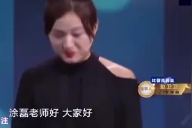 收废品小伙娶到美丽妻子，老婆一上台，全场都震惊了掌声不断图片