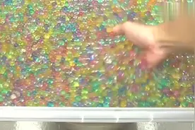 满满的水宝宝倒在坐便器中，按下冲水的瞬间太酸爽了！视频封面