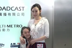 杨思琦二胎产后首带女儿露面 夸老公喂奶换尿布很在行视频封面