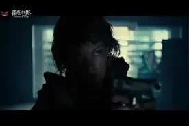 生化危机：爱丽丝手脚被捆，匪徒欲用恶狗折磨她，不料自食其果视频封面