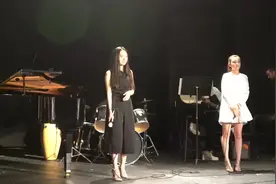 当年宋祖儿在美国上高中时舞台演唱《小幸运》那时的她太可爱了吧视频封面