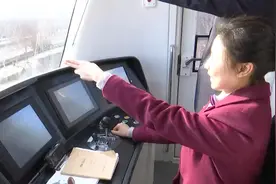 千次对标、安全到秒，看90后地铁女司机秀出济南地铁style！视频封面