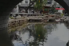 云南禄丰县有个金山古镇，虽然是新建，但景色堪比楚雄的彝人古镇
