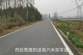 实拍:湖北潜江乡村公路，六米宽双车道柏油路，行车会车很安全视频封面