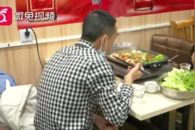 店家喷洒消毒水  顾客衣服受损坏视频封面