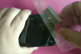 死活取不下来的手机钢化膜，如何完美取下来，我给小白支个招
