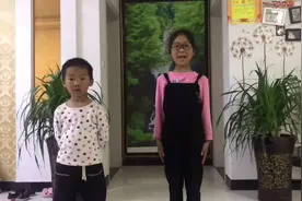 姐姐跳舞弟弟在捣姐姐气得想打他我看熊孩子也是欠揍。视频封面