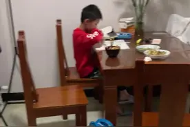 超级小男孩吃饭写作业无语[不看]视频封面