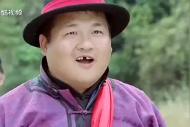 鬼子半路抢新娘子，伸出手摸新娘的脸，结果被新娘一脚踹下去！-视频封面