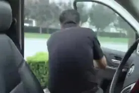 大叔开豪车看美女，没想到大叔一下车，美女竟对着他直笑视频封面