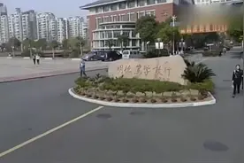 小蔡带着厨师保镖，去接女朋友放学，校园门口齐声叫大嫂！视频封面