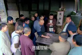 女娃天生神力！大街上和壮汉掰手腕，轻轻松松秒杀对方！视频封面