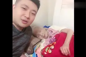 文哥测试奶奶手的灵敏度，看奶奶的反应太可爱了，都忍住别笑视频封面