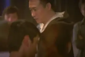 男同学喝醉了酒吐了，女同学体贴的给他拍后背，有这样的同学真好视频封面