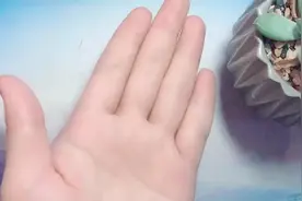 手掌肌肉坚硬吗，成四方形的手纹，非常爱面子，错了也不愿意改正