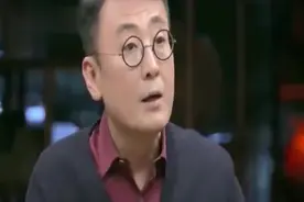 半个机场大厅，几乎都是女孩子，都在等她们的偶像