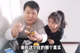 柠檬PK百香果看那个味道更酸，我跟女儿还研究出了新的吃法真酸。