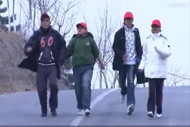 老爸带着一家人跟团游，结果脱团了，俩孩子可遭了罪了视频封面