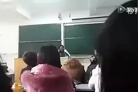 某大学生写的试卷，老师当场念出，笑坏全班人视频封面