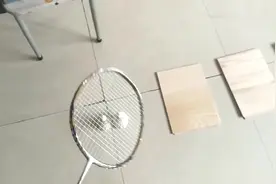 正常人模仿林丹！用羽毛球击打不同厚度木板！结果让人意想不到！视频封面
