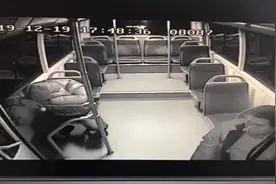 男子公交上醉得不省人事，俩公交司机扛着去卫生所视频封面