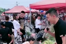 卖菜大哥翻唱《你莫走》，不料美女才是高手，一开口惊艳了图片